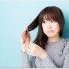 女性の抜け毛の原因は30代という時期が関係している？ヘアサイクルの乱れやダイエットによる栄養不足、雑な洗髪をやめてケアしていくと良い？