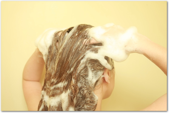 育毛シャンプーは使う女性が20代でも大丈夫？マイナチュレシャンプーはアミノ酸系洗浄成分が頭皮と髪の成長に良い？ 女性を悩ませる抜け毛の原因