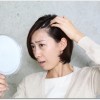 抜け毛が多い女性の原因とは？エストロゲンの減少や生活習慣が関係している？