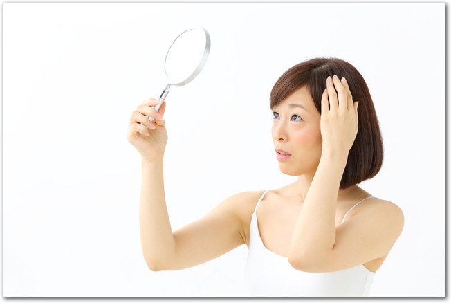 髪が抜ける女性の40代に多い原因とは？女性ホルモンの減少が影響している？ 女性を悩ませる抜け毛の原因とその対策方法