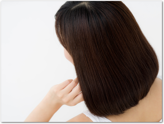 女性の薄毛にはマイナチュレが効く？抜け毛が減ったのでもう少し経過をみます 女性を悩ませる抜け毛の原因とその対策方法